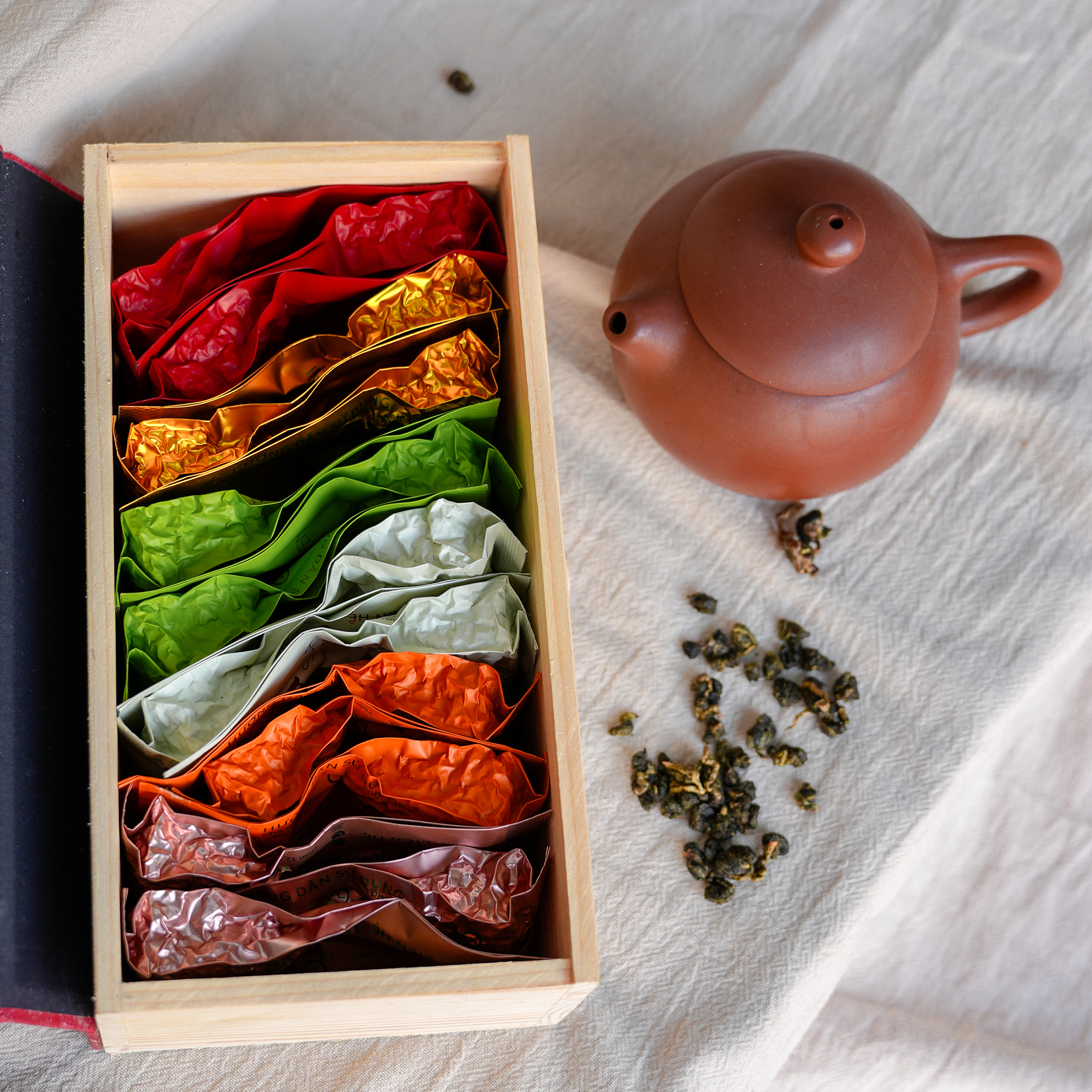 Set Trà Biếu Tặng Thượng Hạng Tặng Phẩm Bộ Gỗ Sen - 6 Loại 12 Gói Trà Oolong